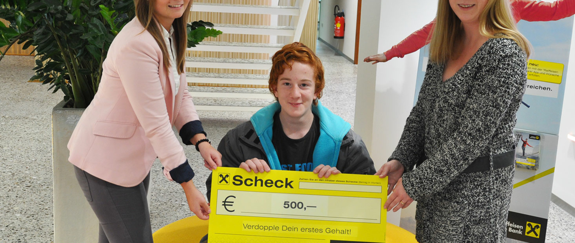 Jasmin Tschaudi (Raiffeisenbank Im Rheintal) und Alexandra Ender (Lustenau Marketing) überreichten den Scheck an den glücklichen Gewinner. Jasmin Tschaudi (Raiffeisenbank Im Rheintal) und Alexandra Ender (Lustenau Marketing) überreichten den Scheck an den glücklichen Gewinner.
