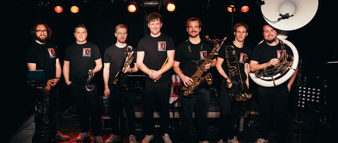 FinestXi@HandoutBand(10)