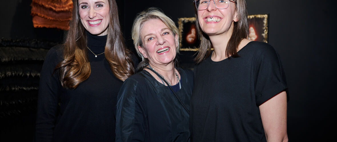 Lustenau Marketing Geschäftsführerin Nathalie Heinisch mit der Künstlerin Edith Hofer und BOTTA-Shopleiterin Patricia Almer Lustenau Marketing Geschäftsführerin Nathalie Heinisch mit der Künstlerin Edith Hofer und BOTTA-Shopleiterin Patricia Almer