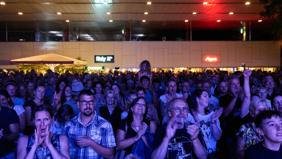 Sommer am Platz 2022_Moose Crossing_The Rubberneckers@Miro Kuzmanovic2 Sommer am Platz 2022_Moose Crossing_The Rubberneckers@Miro Kuzmanovic2